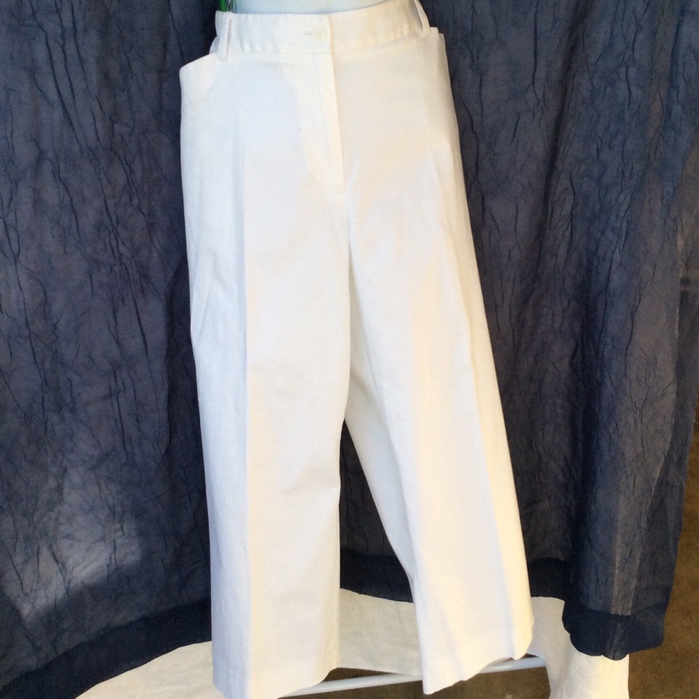 Never worn JNY Capris.